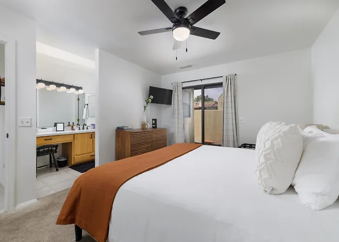 Stylish Townhome On Golf Course Red Rock View